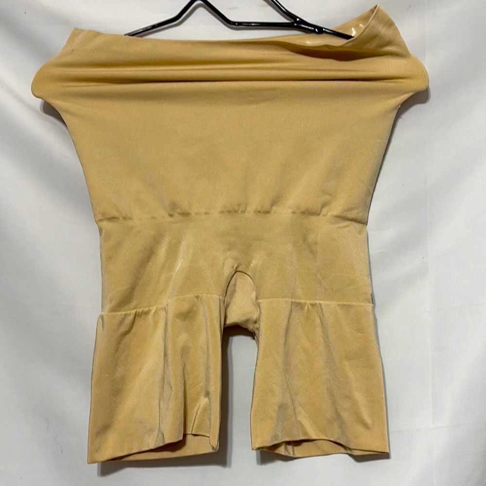 Spanx Red Hot High-Waist -thigh Shaping Briefs
Sz 2X/2TG